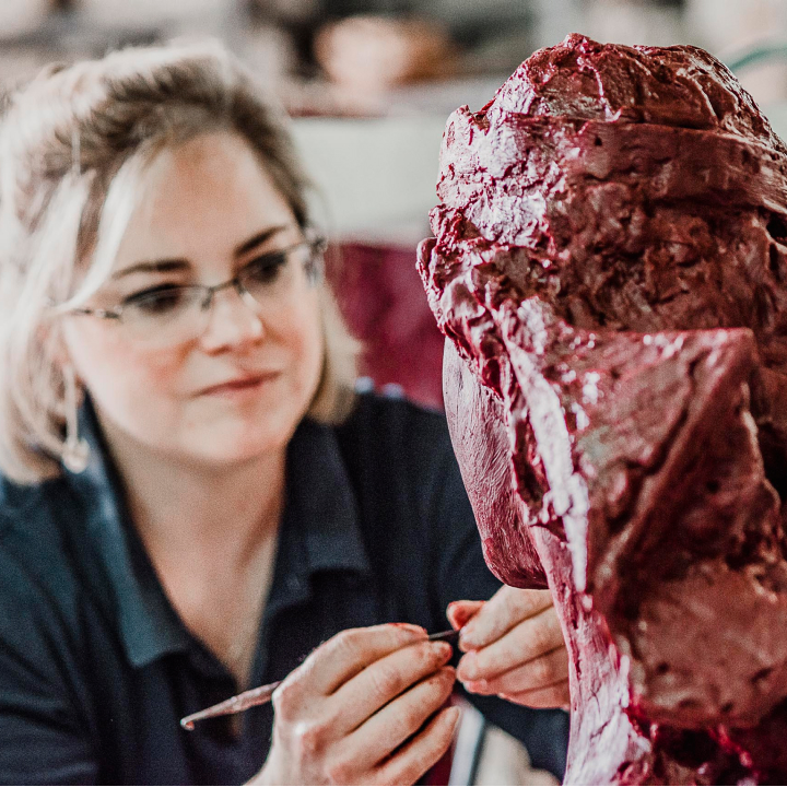 Imagen de Diana Gº Roy pintando un busto