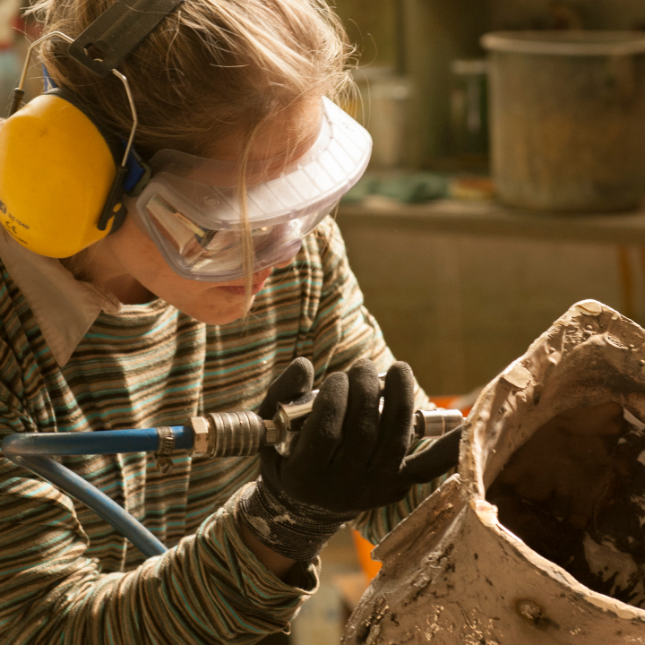 Imagen de Diana Gº Roy tallando una pieza