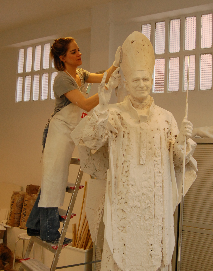 Imagen de Diana Gº Roy junto a una escultura de tamaño superior al suyo